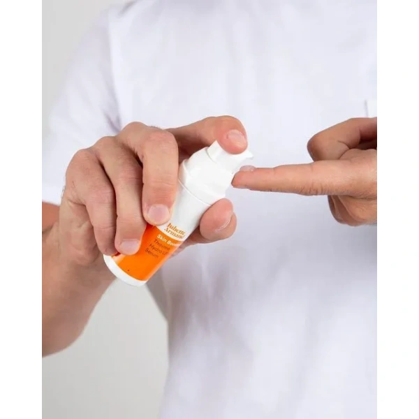 Thavma Hydra Lifting-Serum on man's hand