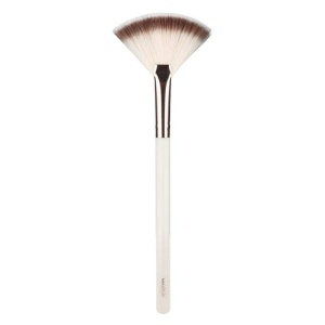 MUA HIGHLIGHTING FAN BRUSH