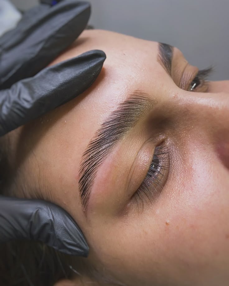 Υπηρεσίες φρυδιών: βαφή, henna, brow lamination και συνδυασμός για φυσικό και καλοσχηματισμένο αποτέλεσμα.